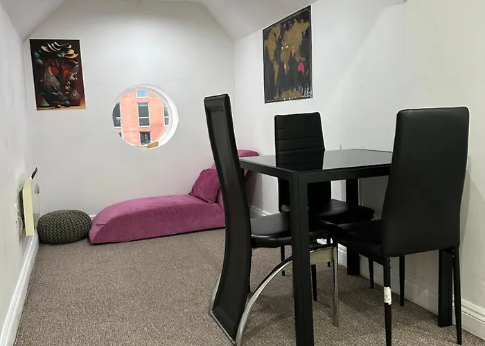 Stunning Birmingham City Center Apartment - Sleeps 4 - Free Parking, Netflix, Prime, Disney
